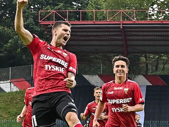 1. liga piłkarska - trzy drużyny z kompletem punktów
