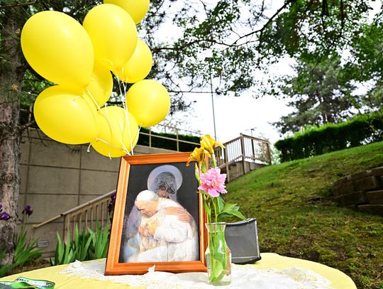 106. rocznica urodzin Jana Pawła II w Ogrodzie Pamięci PNA pod znakiem wspomnień i wzruszeń