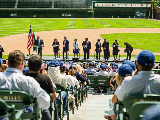 172 nowych obywateli amerykańskich zaprzysiężonych na Wrigley Field w Chicago