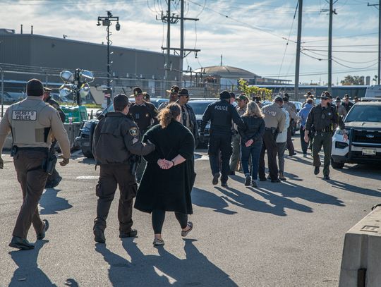 Starcia przed ośrodkiem ICE w Broadview: ponad 20 osób zatrzymanych, 4 policjantów rannych