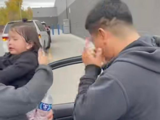 Agenci federalni spryskali gazem pieprzowym samochód, w którym było roczne dziecko