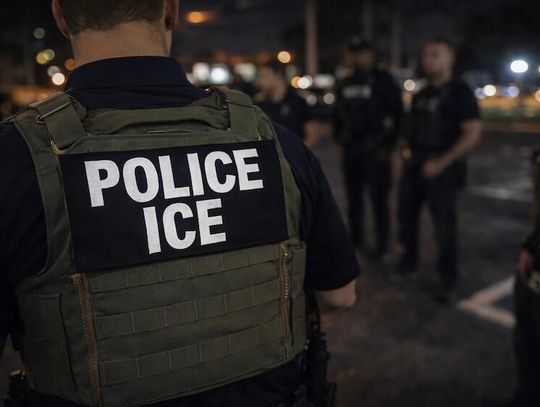 Agent ICE oskarżony o napaść na działacza imigracyjnego na przedmieściach Chicago