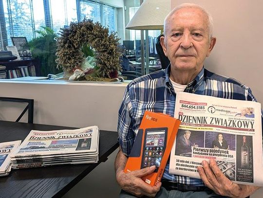 Andrzej Wojdelko, który czyta „Dziennik Związkowy” od 55 lat, odebrał tablet w naszej redakcji