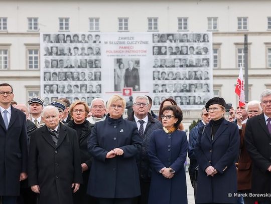 Apel Pamięci przed Pałacem Prezydenckim w rocznicę katastrofy smoleńskiej