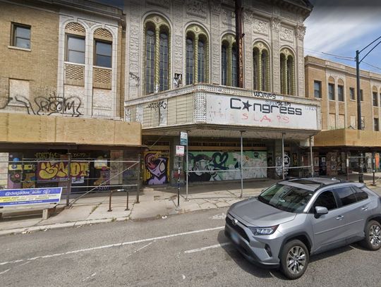 Aresztowania nastolatków w opuszczonym Congress Theater na Milwaukee Ave.