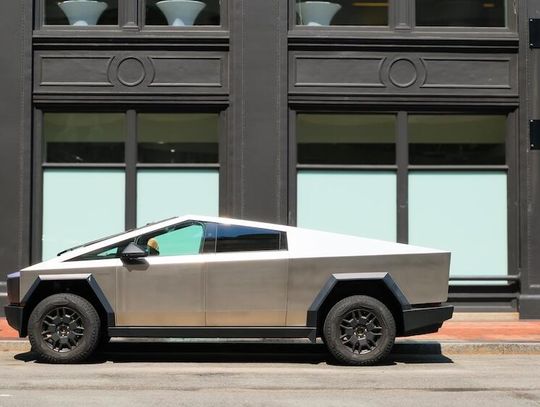 Armia chce kupić samochody Muska i wykorzystać je jako tarcze strzelnicze