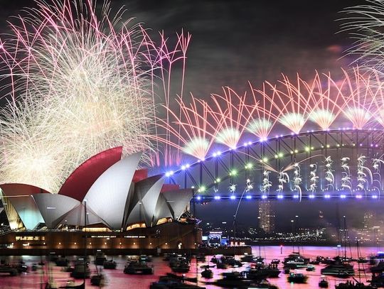 Australia też już powitała 2024 rok; pokaz fajerwerków na Sydney Harbor Bridge (WIDEO)