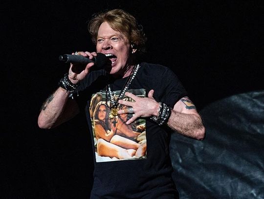 Axl Rose, lider zespołu Guns N'Roses, został oskarżony o napaść seksualną