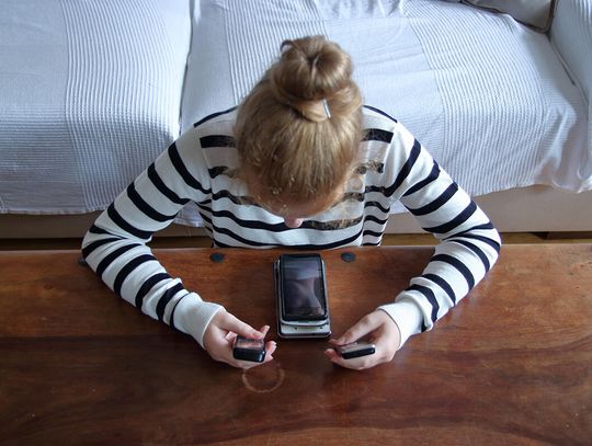 Badanie: w szkole nastolatki korzystają ze smartfonów przez 90 minut