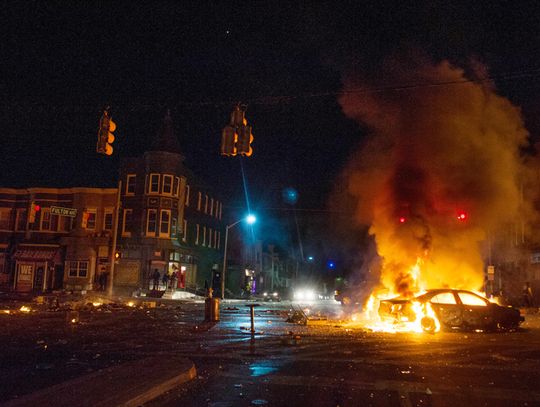 Baltimore w ogniu. W mieście godzina policyjna i stan wyjątkowy. (ZOBACZ ZDJĘCIA)