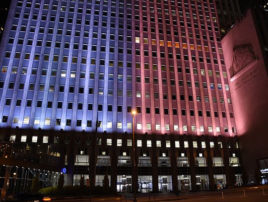 Biało-czerwona iluminacja wieżowca Prudential Plaza w Chicago