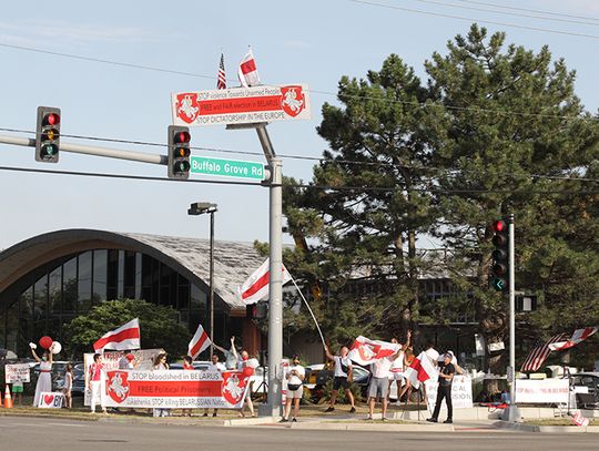 Białoruskie protesty na przedmieściach Chicago. „A mury runą, runą…” śpiewano w  Buffalo Grove