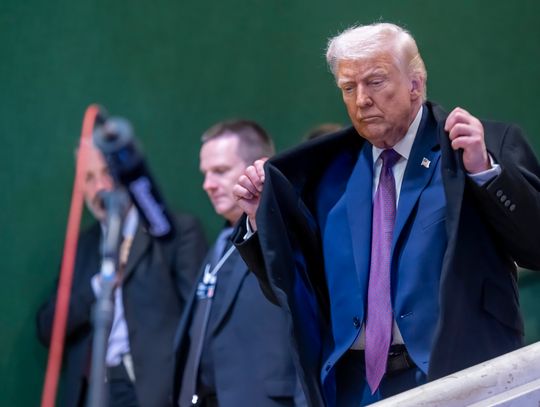 Biały Dom: siniak na ręce Trumpa to wynik uderzenia o róg stołu w Davos