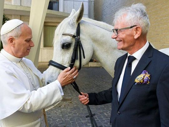 Biały koń z Polski w darze dla papieża Leona XIV