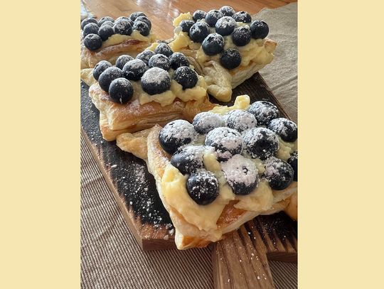 Błyskawiczne ciastka z budyniem i owocami