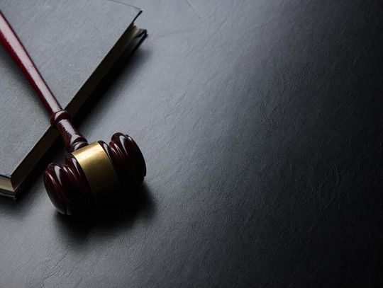 Bolton nie przyznał się do zarzutów udostępniania informacji niejawnych