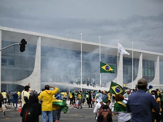 Brazylia. Zwolennicy byłego prezydenta Bolsonaro szturmują budynki rządowe w stolicy