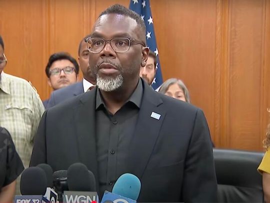 Burmistrz Johnson podpisał rozporządzenie „Protecting Chicago”
