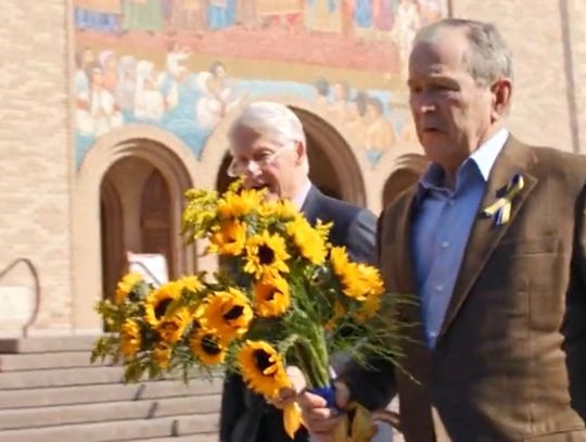 Byli prezydenci Clinton i Bush w geście solidarności odwiedzili ukraiński kościół w Chicago (WIDEO)