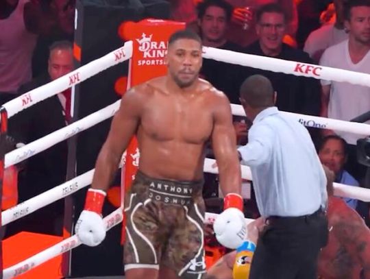 Były mistrz świata Joshua pokonał w ringu influencera Paula