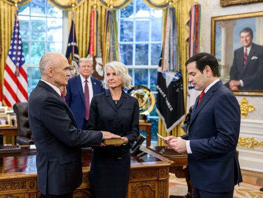 Były szef sieci fast food Andrew Puzder zaprzysiężony na ambasadora przy UE