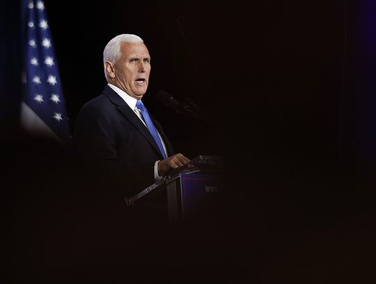 Były wiceprezydent Mike Pence zawiesił swoją kampanię wyborczą