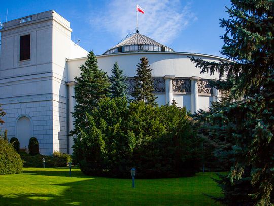 CBOS: 56 proc. badanych dobrze o prezydencie, Sejm pozytywnie ocenia 27 proc., a Senat - 31 proc.