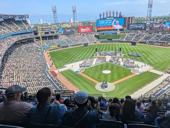 Chicagowianin, kibic i papież: tysiące świętowały wybór Leona XIV na stadionie White Sox (ZDJĘCIA)