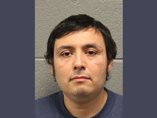 Chicagowianin oskarżony o przestępstwa z nienawiści za swastyki i antyimigracyjne hasła na budynkach