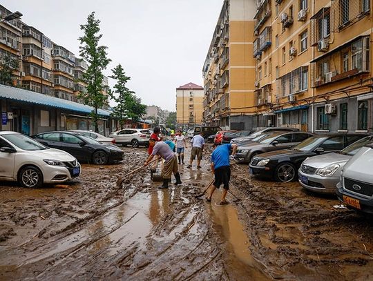 Chiny. Największe opady deszczu w Pekinie od 140 lat; w powodziach zginęło 20 osób (WIDEO)