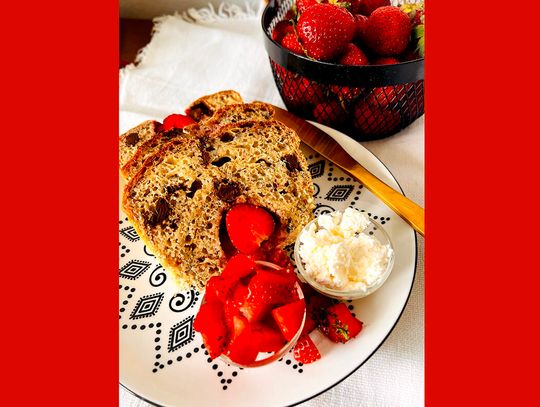 Chlebek bananowy z czekoladą i truskawkami