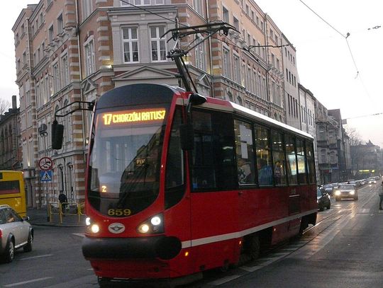 Chorzów. Mężczyzna zapłaci 5 tys. zł. mandatu za jazdę na dachu tramwaju