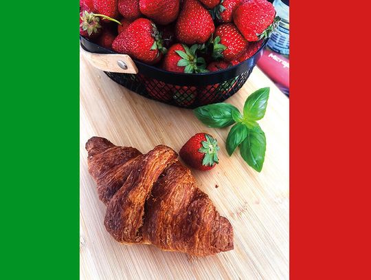 Chrupiące croissanty z kremem waniliowym i truskawkami