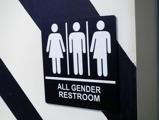 CPS grozi utrata milionów z federalnych dotacji za przepisy dot. toalet dla uczniów transpłciowych