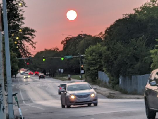 Czerwone słońce nad Chicago to efekt płonących lasów na Zachodnim Wybrzeżu