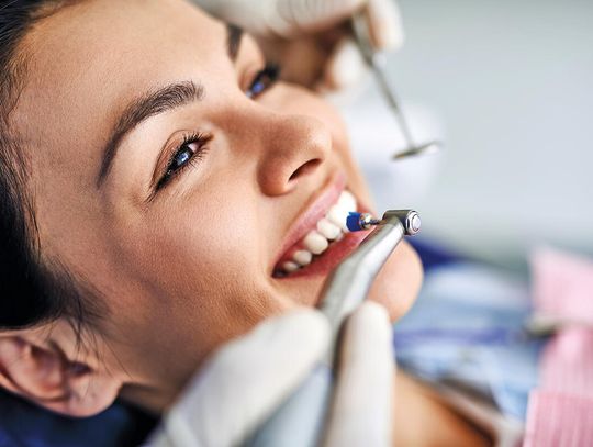 Czyszczenie zębów bez bólu i strachu? To możliwe! Lekarka z Dazzling Dentistry zdradza sekret
