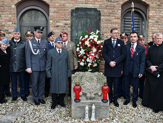 Delegacja IPN z prezesem Jarosławem Szarkiem oddała hołd polonijnym bohaterom w Chicago