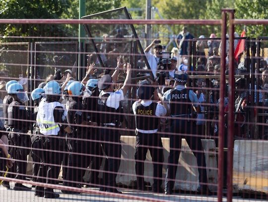 Demonstranci sforsowali barierę wokół United Center w pierwszym dniu konwencji Demokratów (WIDEO)