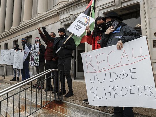 Demonstranci w Kenoshy czekają na wyrok dla Rittenhouse’a (ZDJĘCIA)