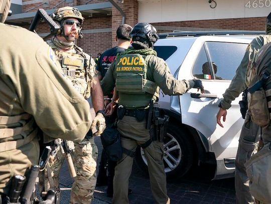 DHS zapowiada rozszerzenie akcji ICE w Chicago, a sąd wstrzymuje operacje Gwardii Narodowej