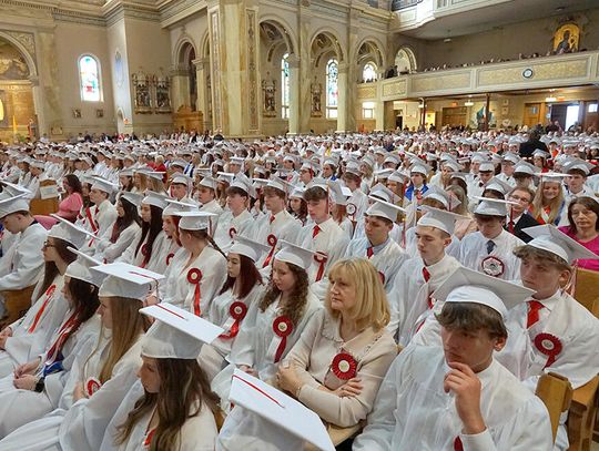 Dumni z polskości, dumni ze swoich korzeni – pożegnanie polonijnych maturzystów z polską szkołą