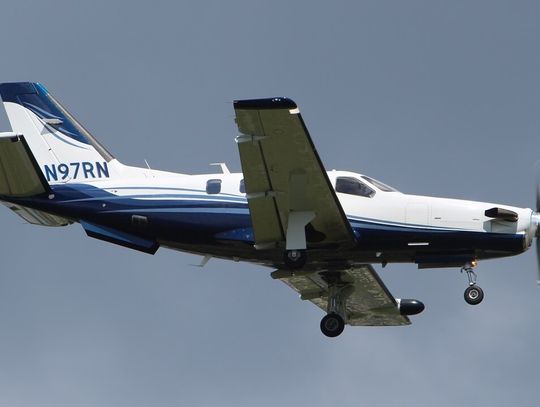 Dwie osoby nie żyją, jedna ranna po rozbiciu się samolotu na autostradzie w Massachusetts