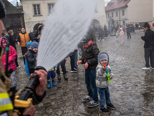 Dziady śmigustne, śmigustnicy i kurki dyngusowe, czyli dawne zwyczaje Lanego Poniedziałku