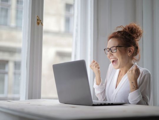 Efekt gorącej ręki w kasynie nie bierze się z logiki, tylko z odczuć