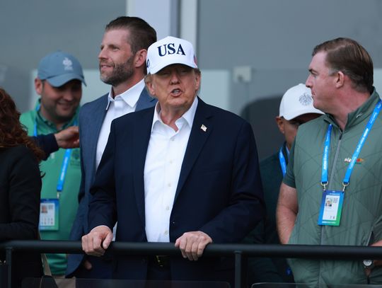 Eksperci: Trump nie chce ograniczania rozwoju AI, bo jego rodzina zainwestowała w ten sektor