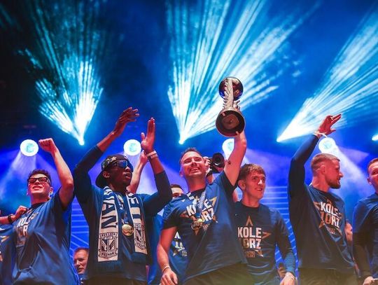 Ekstraklasa - kibice Lecha do późnych godzin nocnych świętowali mistrzostwo Ekstraklasa - kibice Lecha do późnych godzin nocnych świętowali mistrzostwo