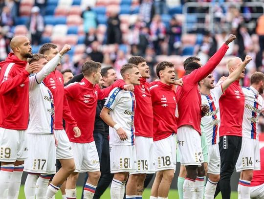 Ekstraklasa - lider z Zabrza nie zwalnia tempa, klasyk na remis Ekstraklasa - lider z Zabrza nie zwalnia tempa, klasyk na remis