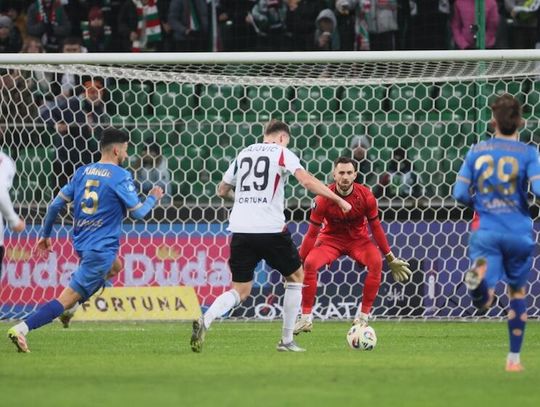 Ekstraklasa piłkarska - bez zmiany lidera na koniec roku, kolejna porażka Legii Ekstraklasa piłkarska - bez zmiany lidera na koniec roku, kolejna porażka Legii