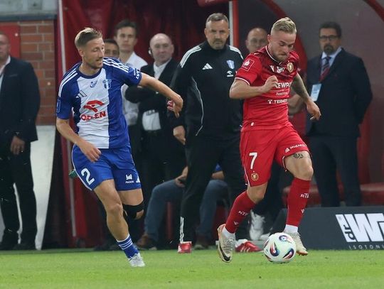 Ekstraklasa piłkarska - lider z Płocka wciąż niepokonany