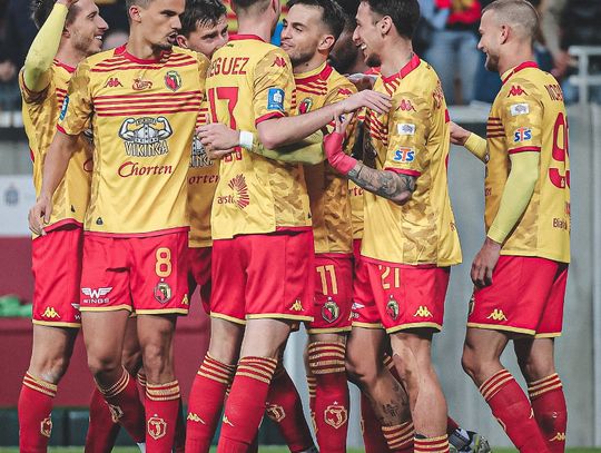 Ekstraklasa piłkarska - zwycięstwa faworytów, Jagiellonia wiceliderem